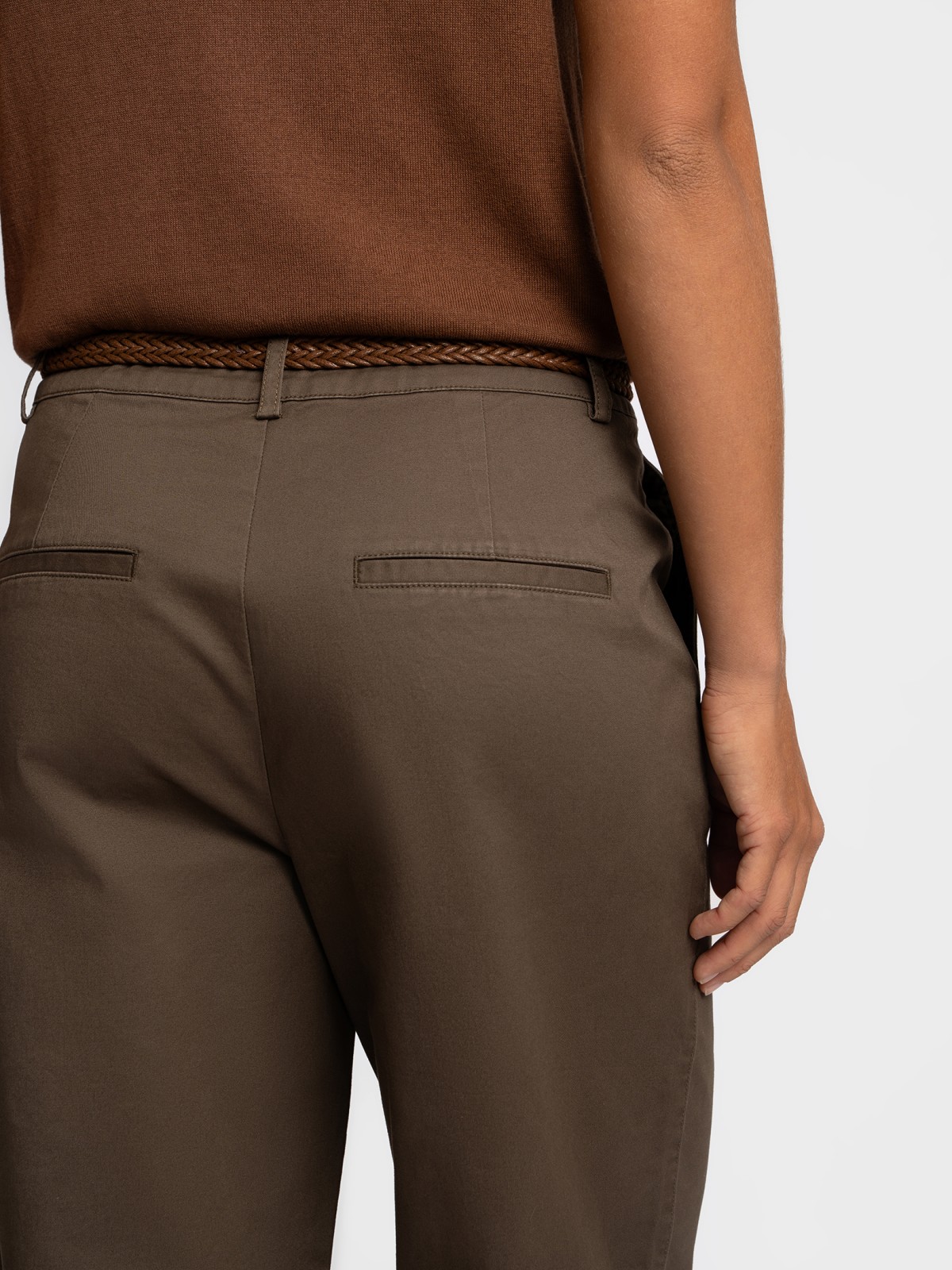 Офисные брюки силуэта Slim с ремнём