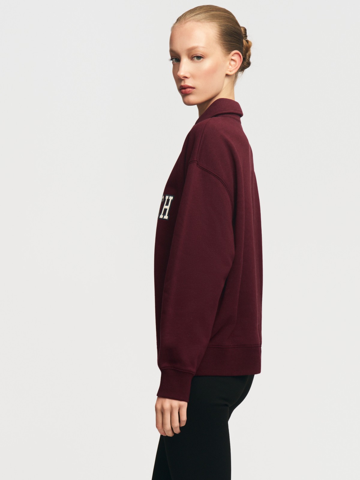 Утеплённый свитшот с воротником поло и надписью