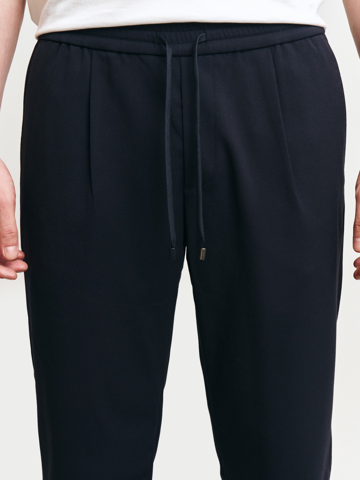 Брюки силуэта Tapered на резинке с кулиской