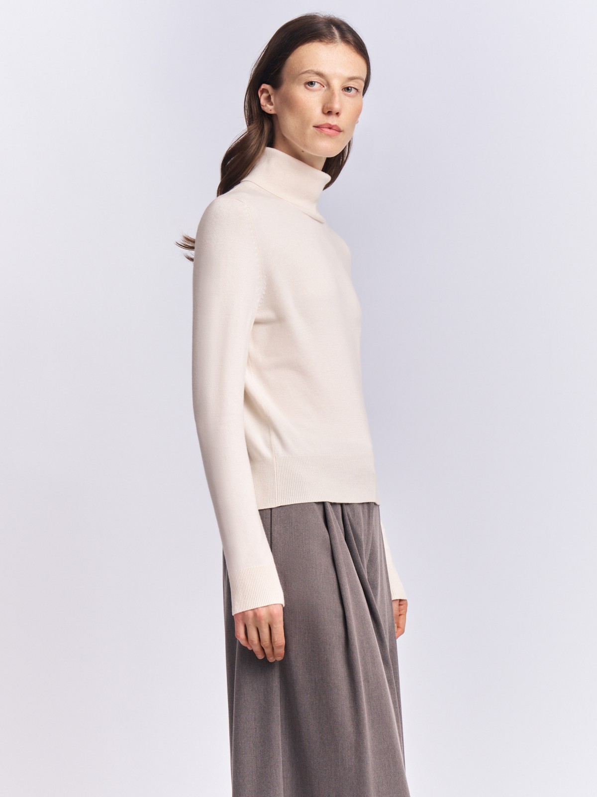 Тонкий свитер-водолазка с горлом