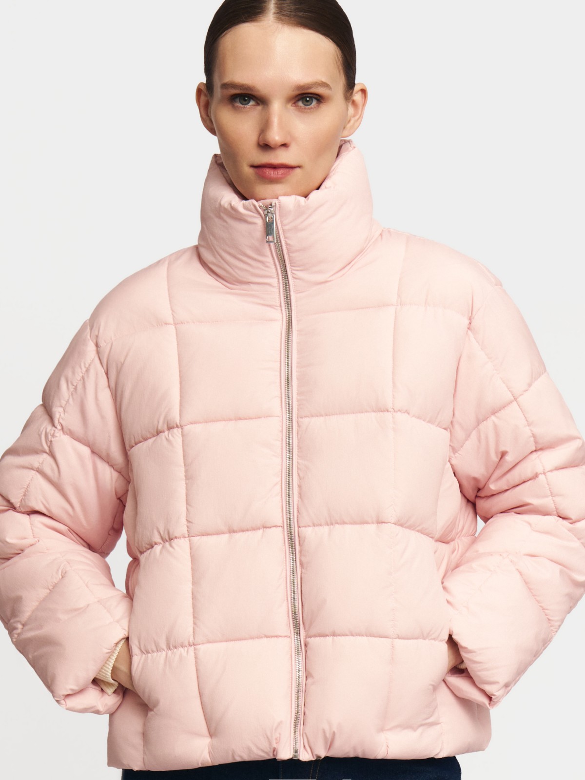 Тёплая короткая куртка на молнии с высоким воротником