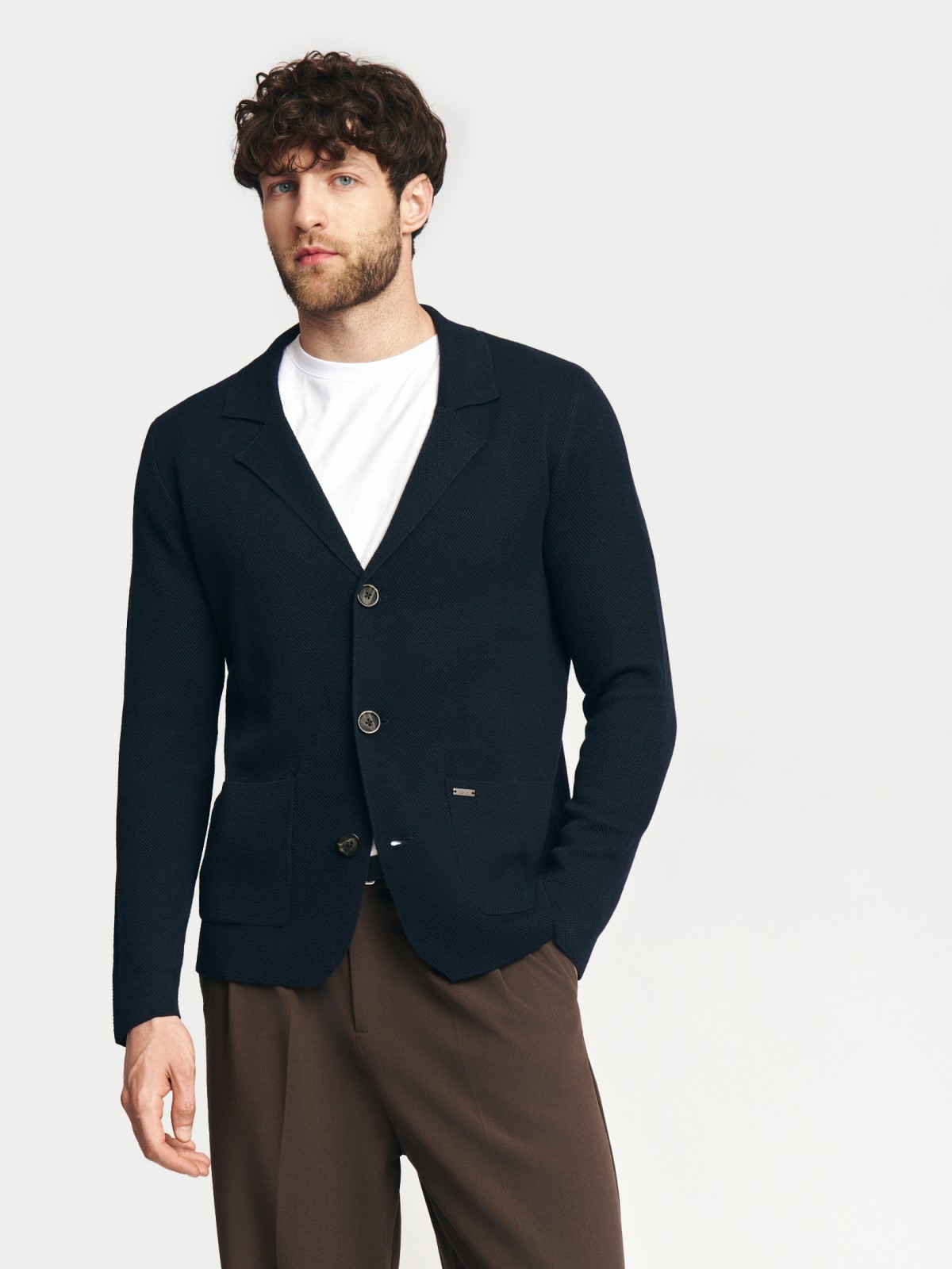 Вязаный кардиган на пуговицах с воротником и карманами