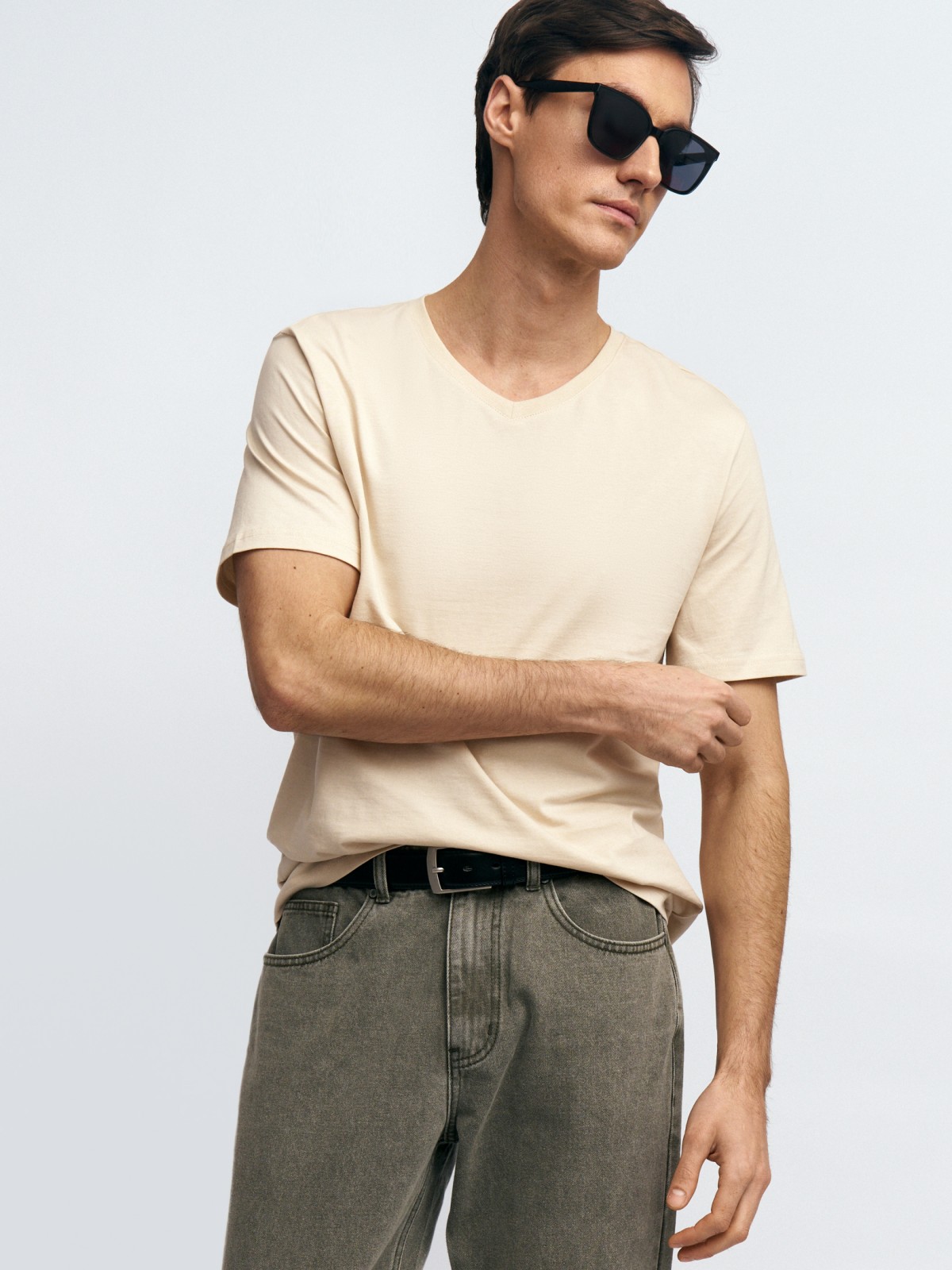 Футболка из хлопка с треугольным вырезом