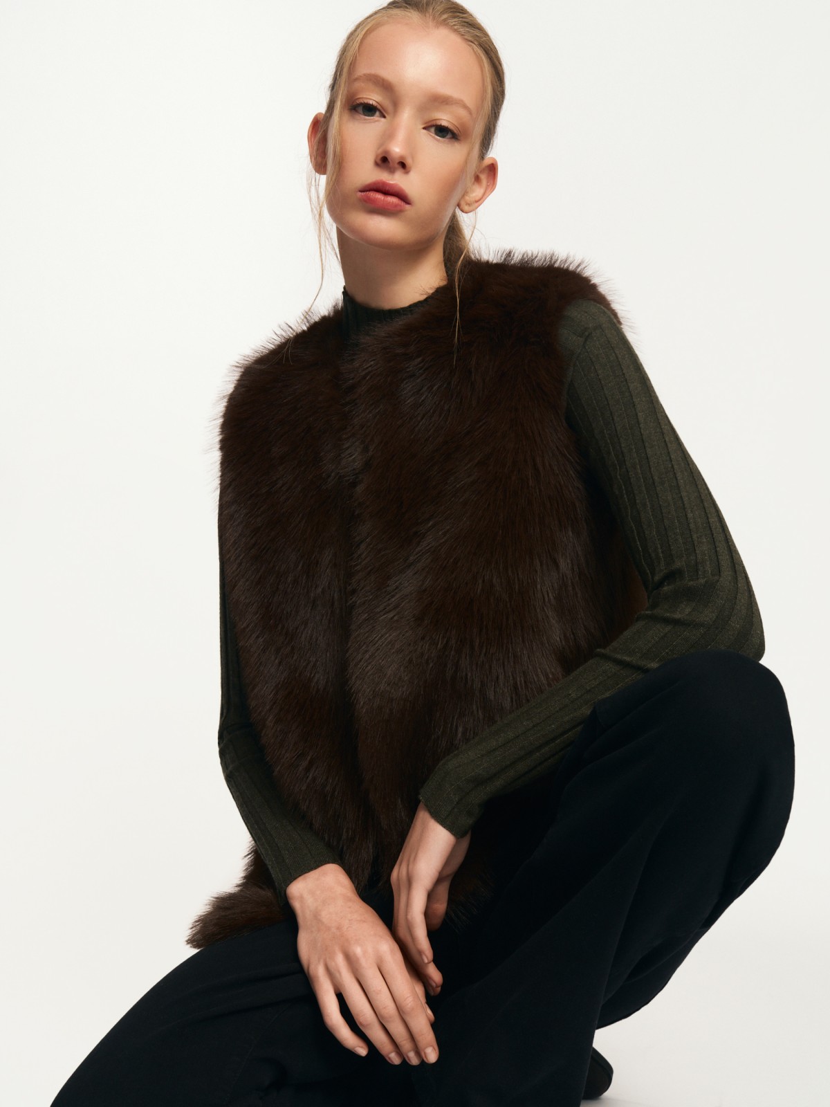 Короткий жилет из экомеха