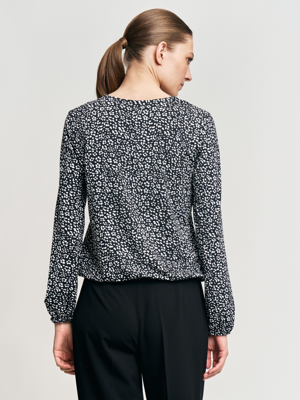 Трикотажная блузка на резинке с принтом