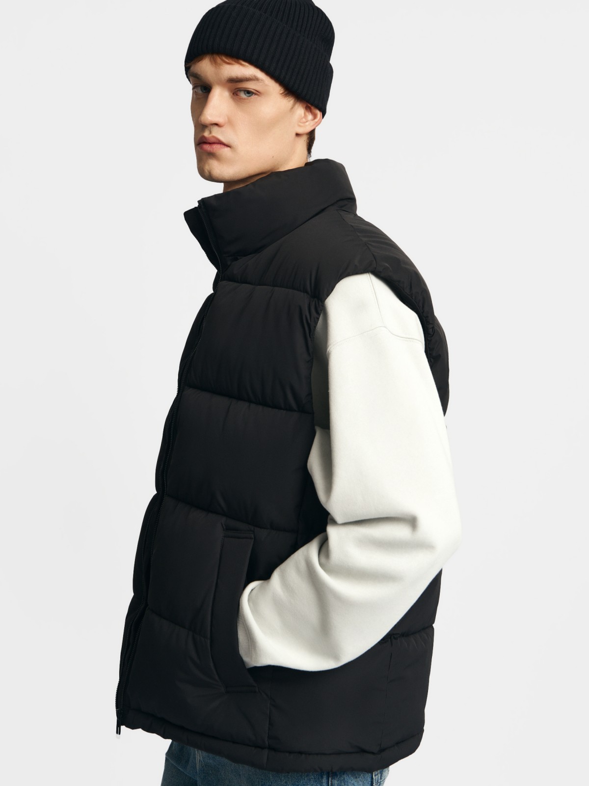 Утеплённый жилет на молнии с воротником-стойкой