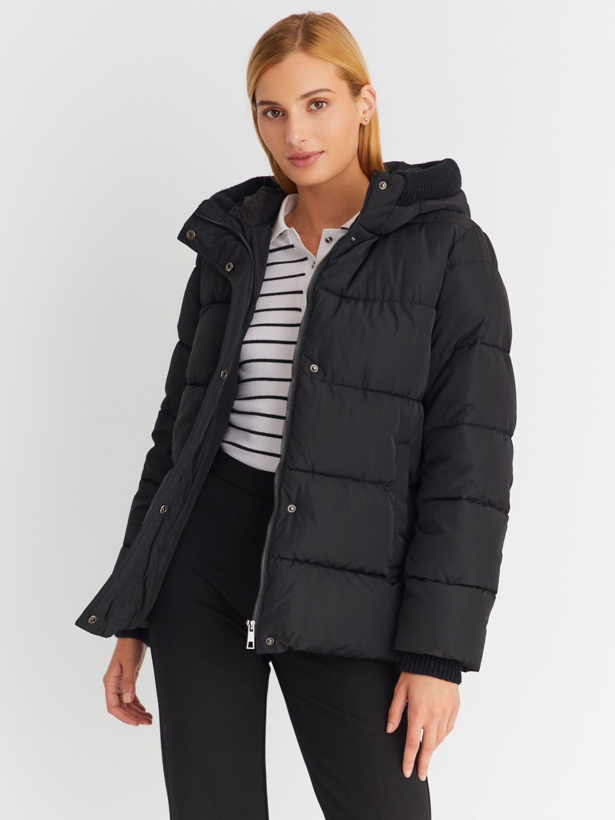 Тёплая стёганая куртка с капюшоном и внутренними манжетами-риб zolla 023345102064, цвет черный, размер S - фото 1