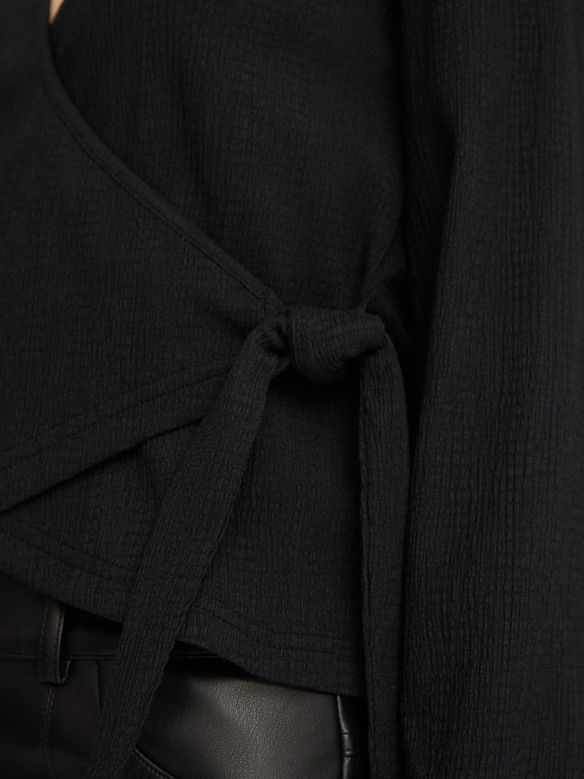 Укороченный топ-блузка на запах с объёмным рукавом zolla 024111162201, цвет черный, размер XS - фото 4