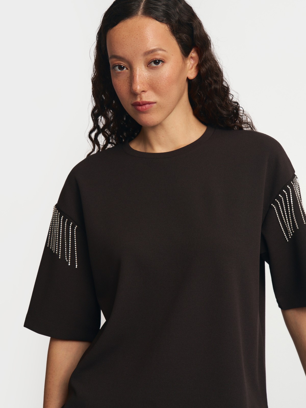 Футболка с бахромой и стразами