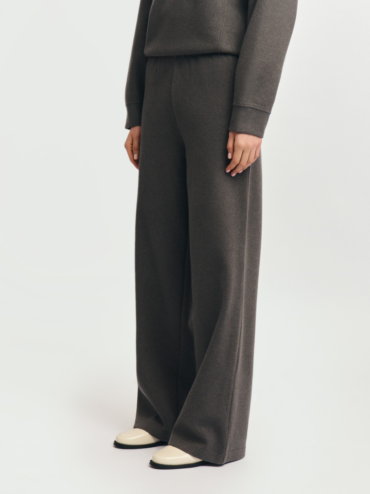 Трикотажные брюки на резинке