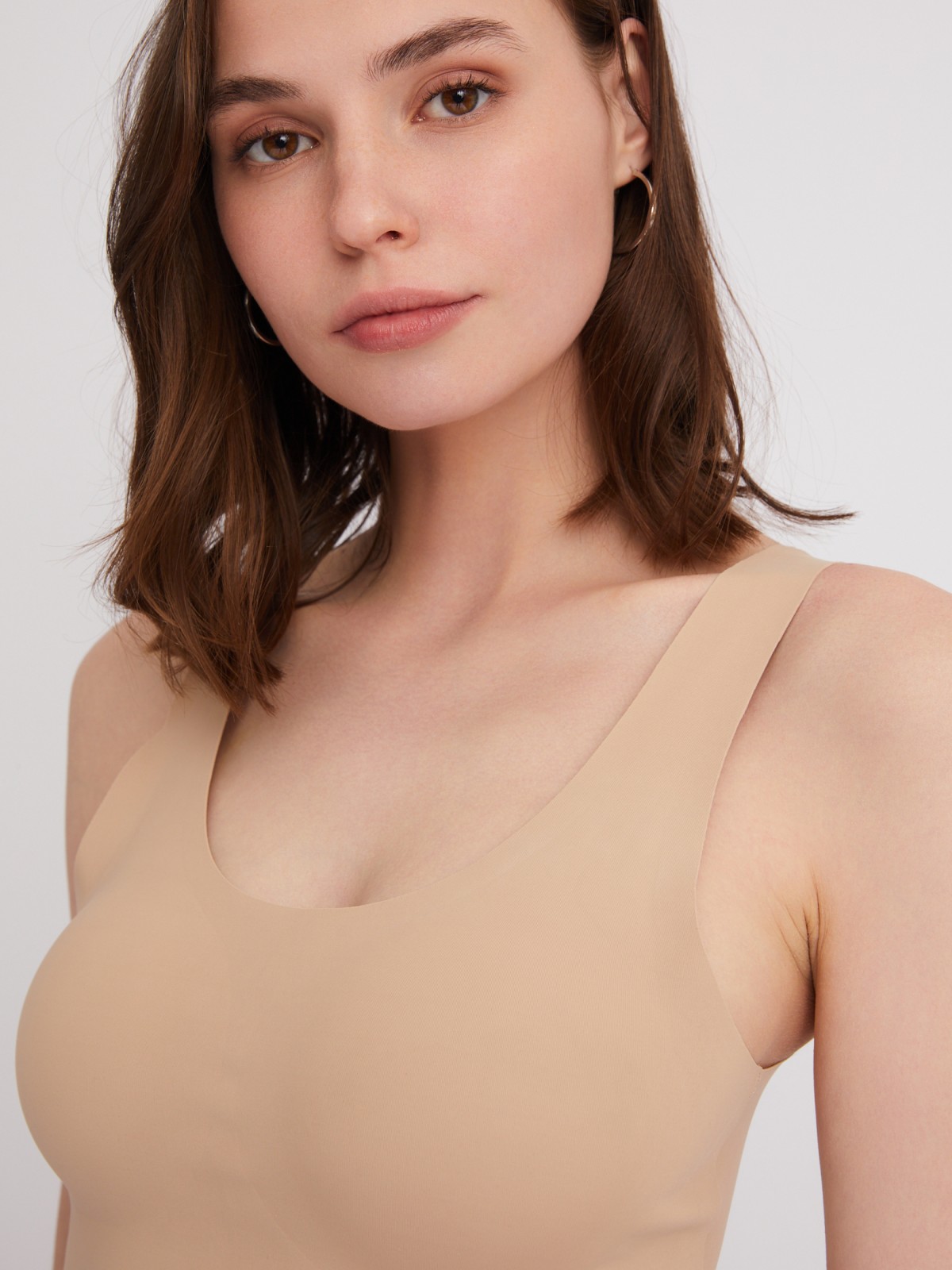 Бесшовный топ на широких бретелях