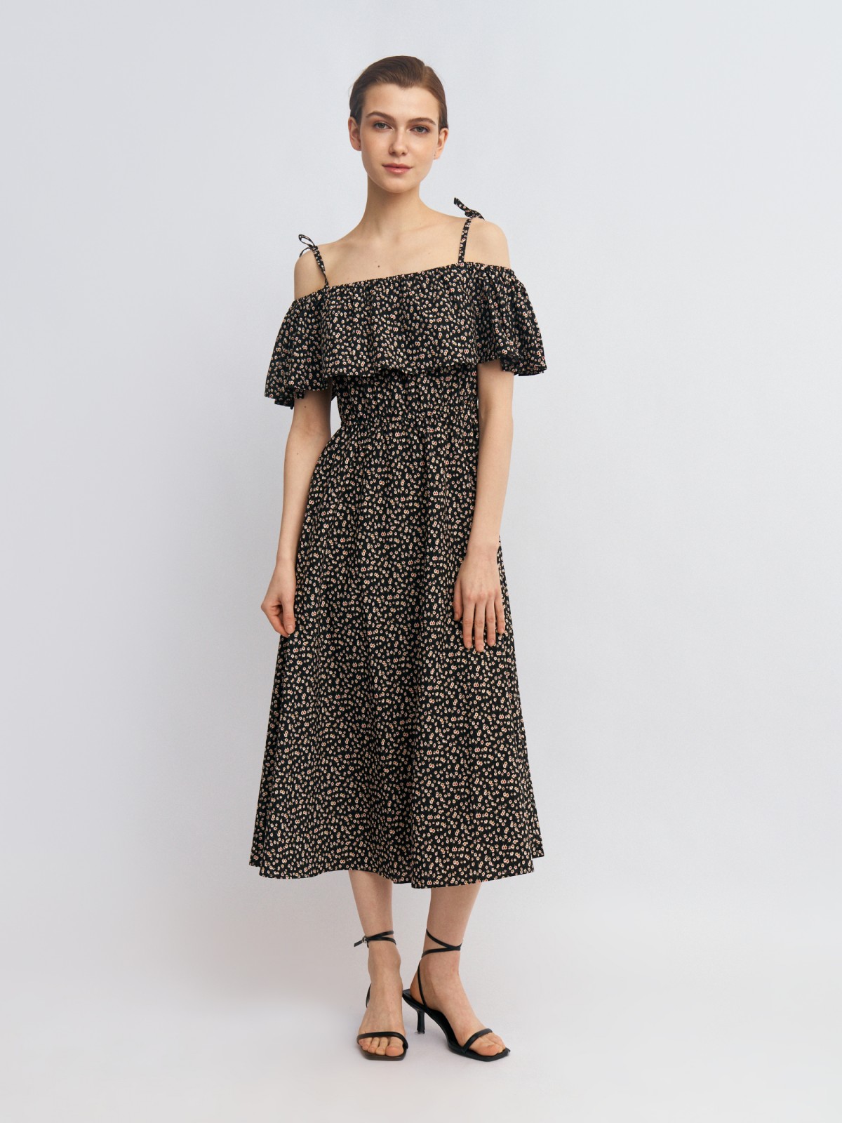 Платье-сарафан с открытыми плечами и разрезом