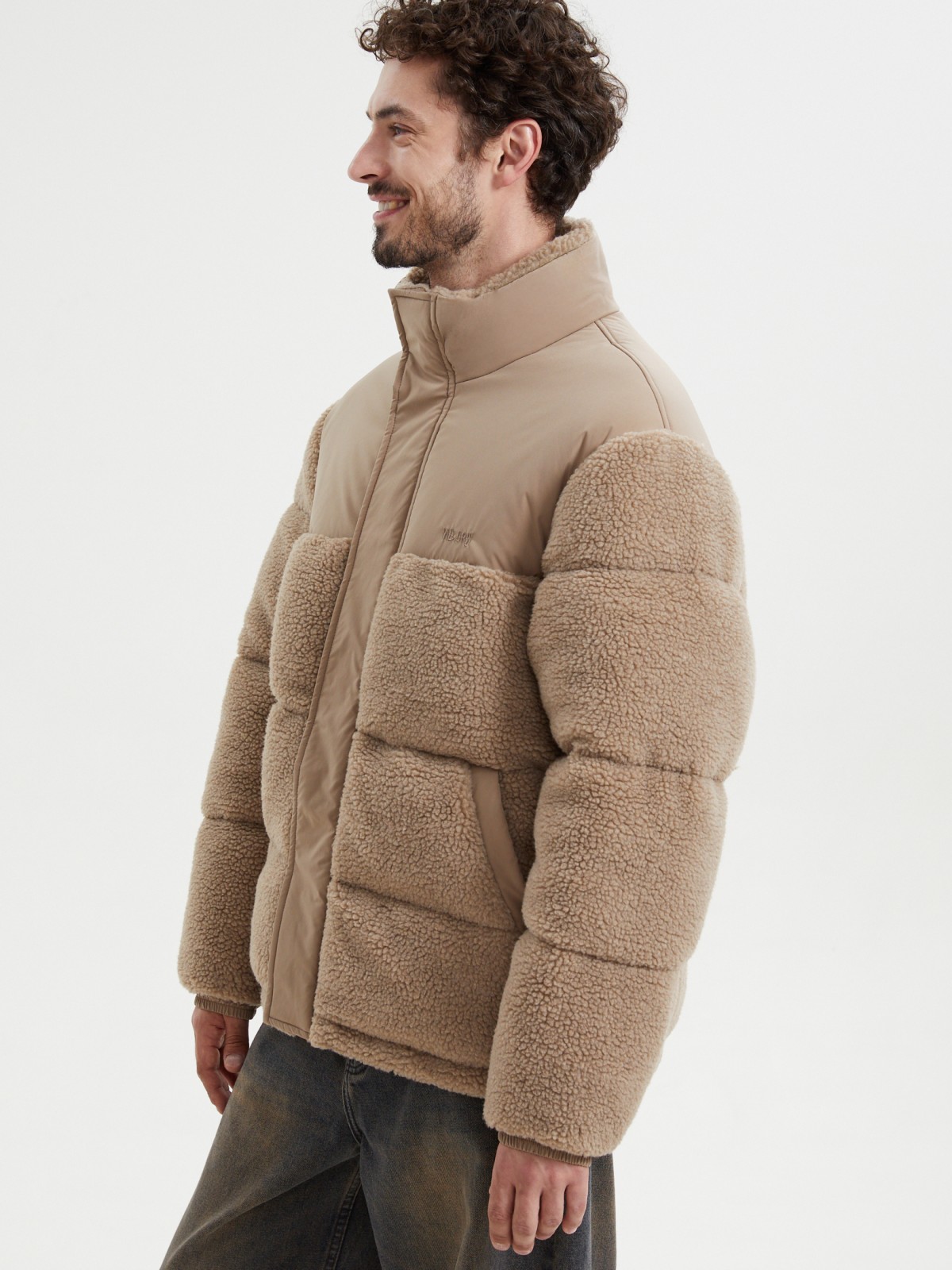 Тёплая куртка с высоким горлом и экомехом