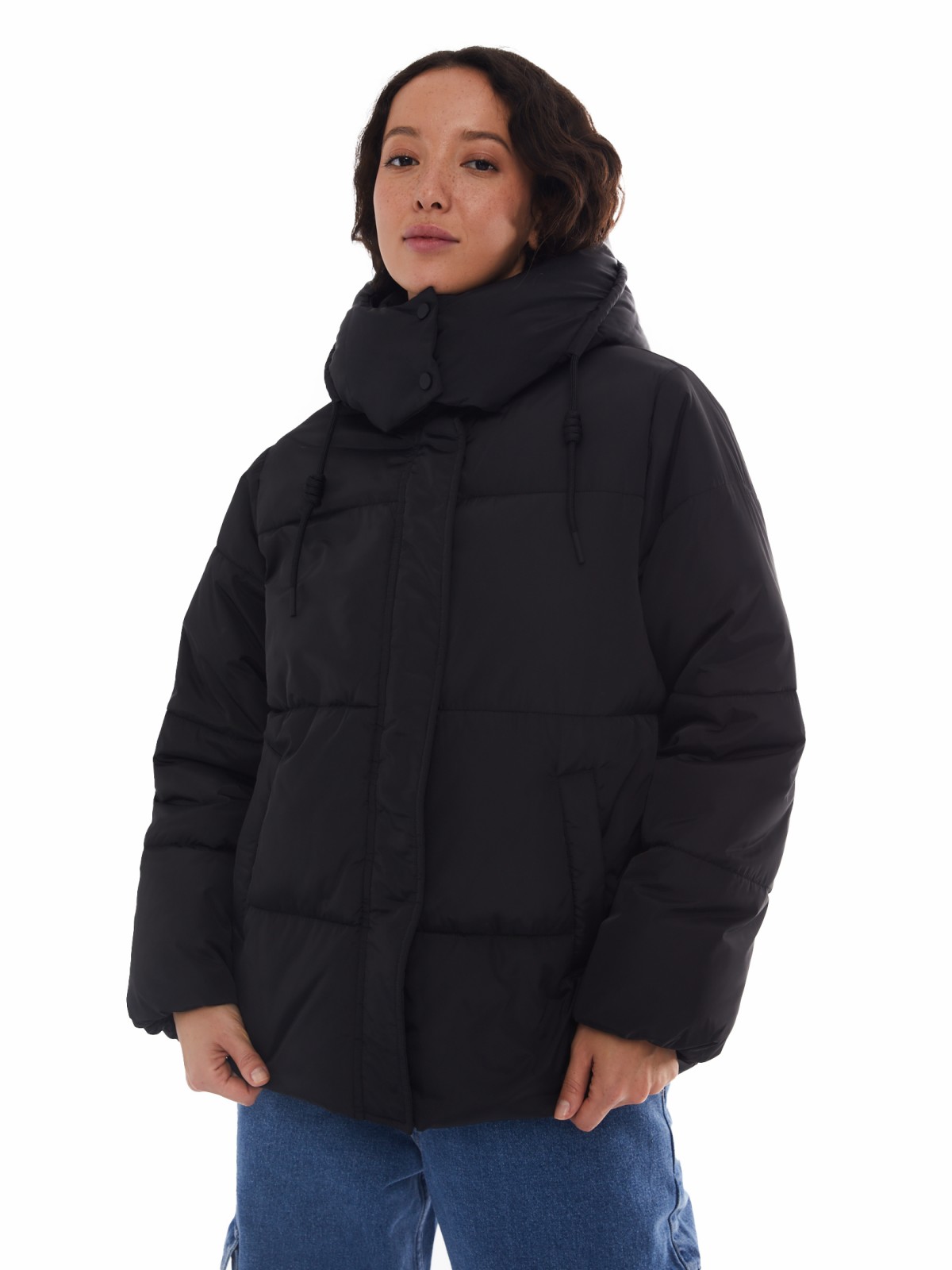 Тёплая укороченная дутая куртка с капюшоном zolla 024125112434, цвет черный, размер XS - фото 4