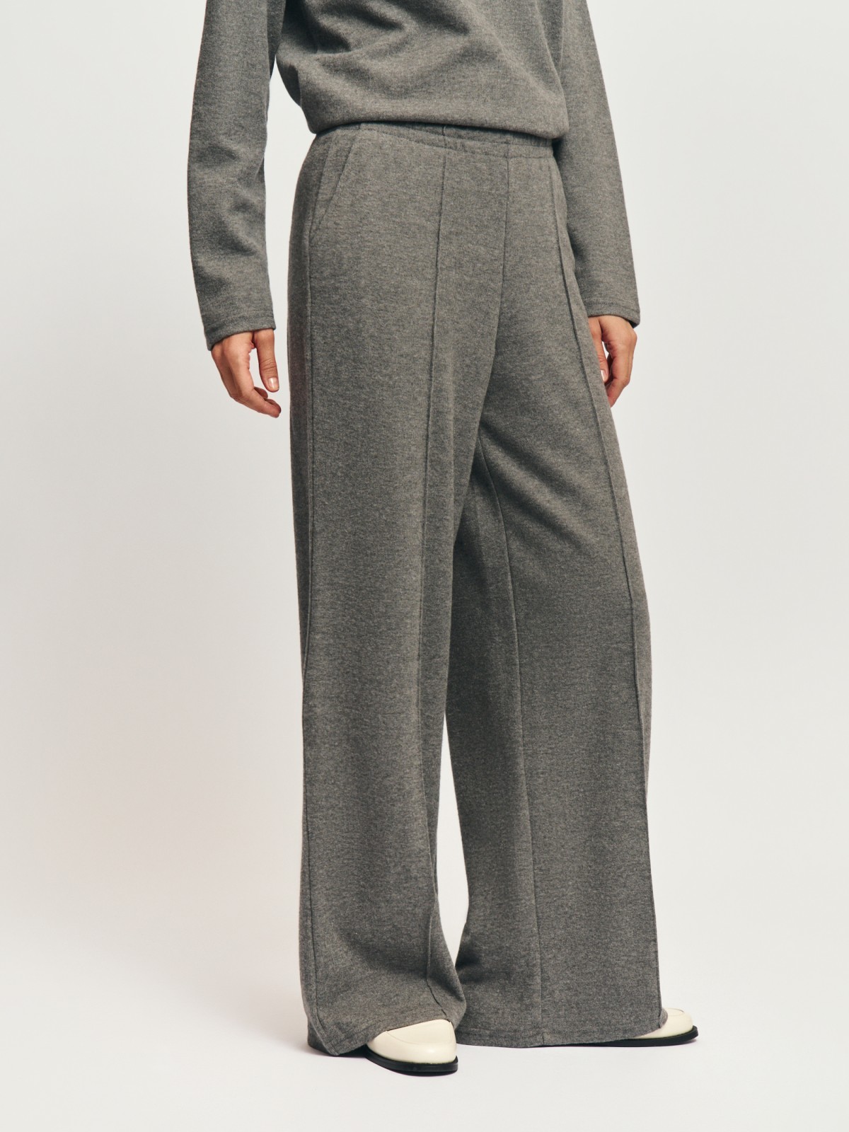 Трикотажные брюки на резинке со стрелками