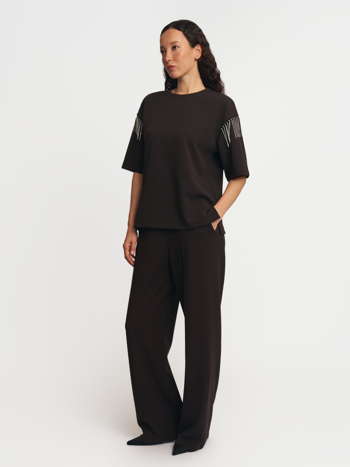 Футболка с бахромой и стразами