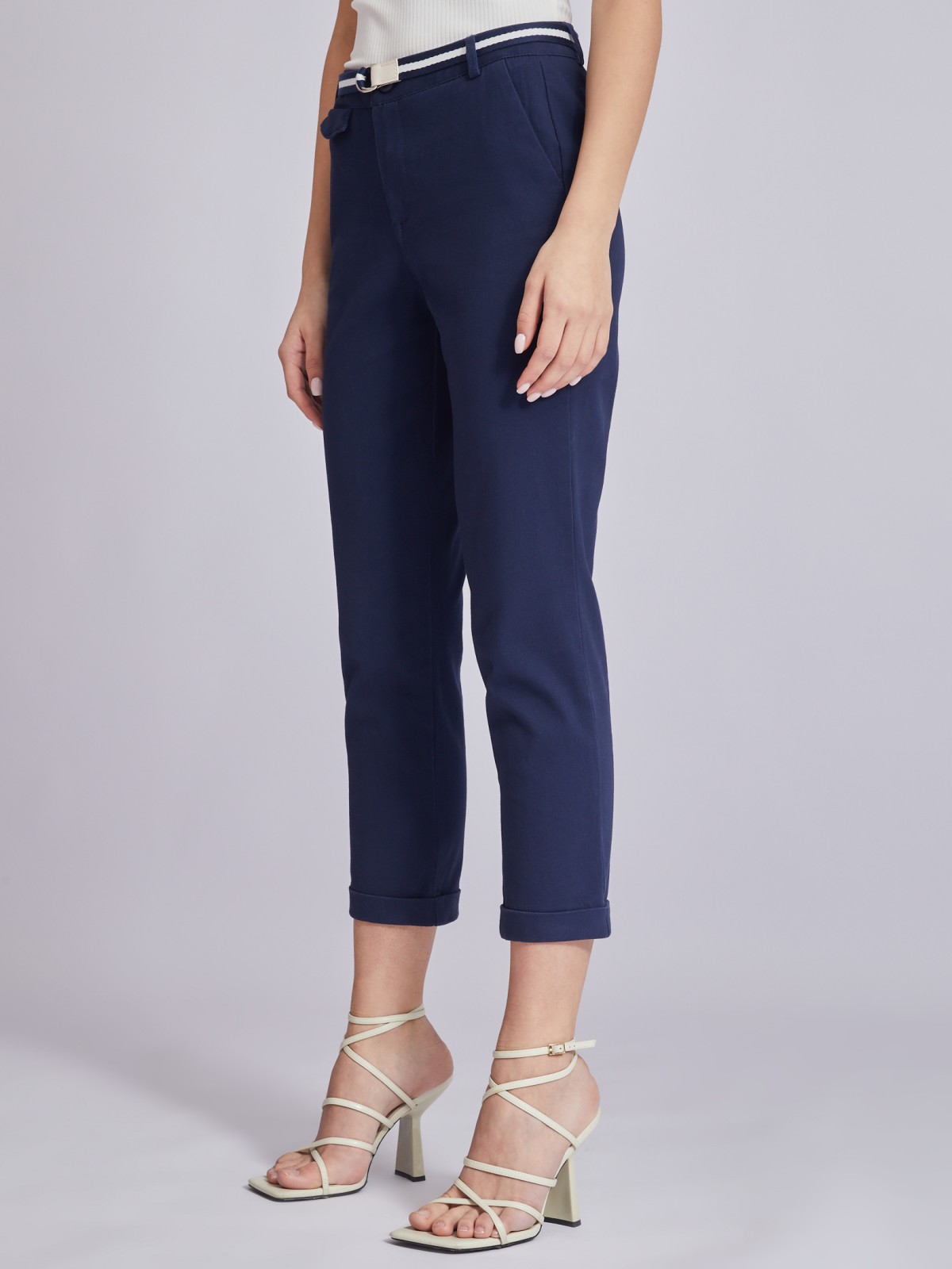 Укороченные брюки-чинос с ремнём