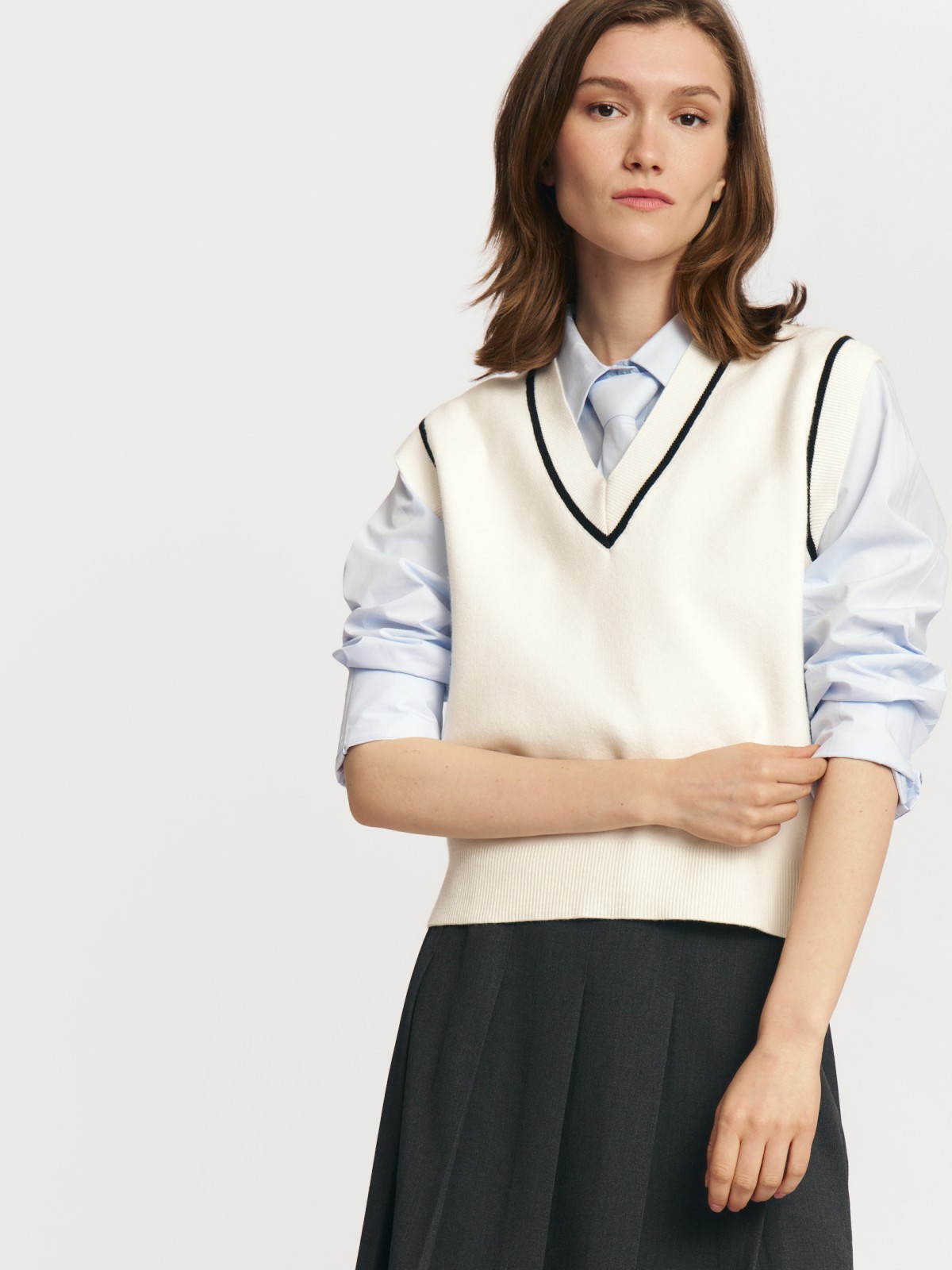 Вязаный трикотажный жилет без рукавов