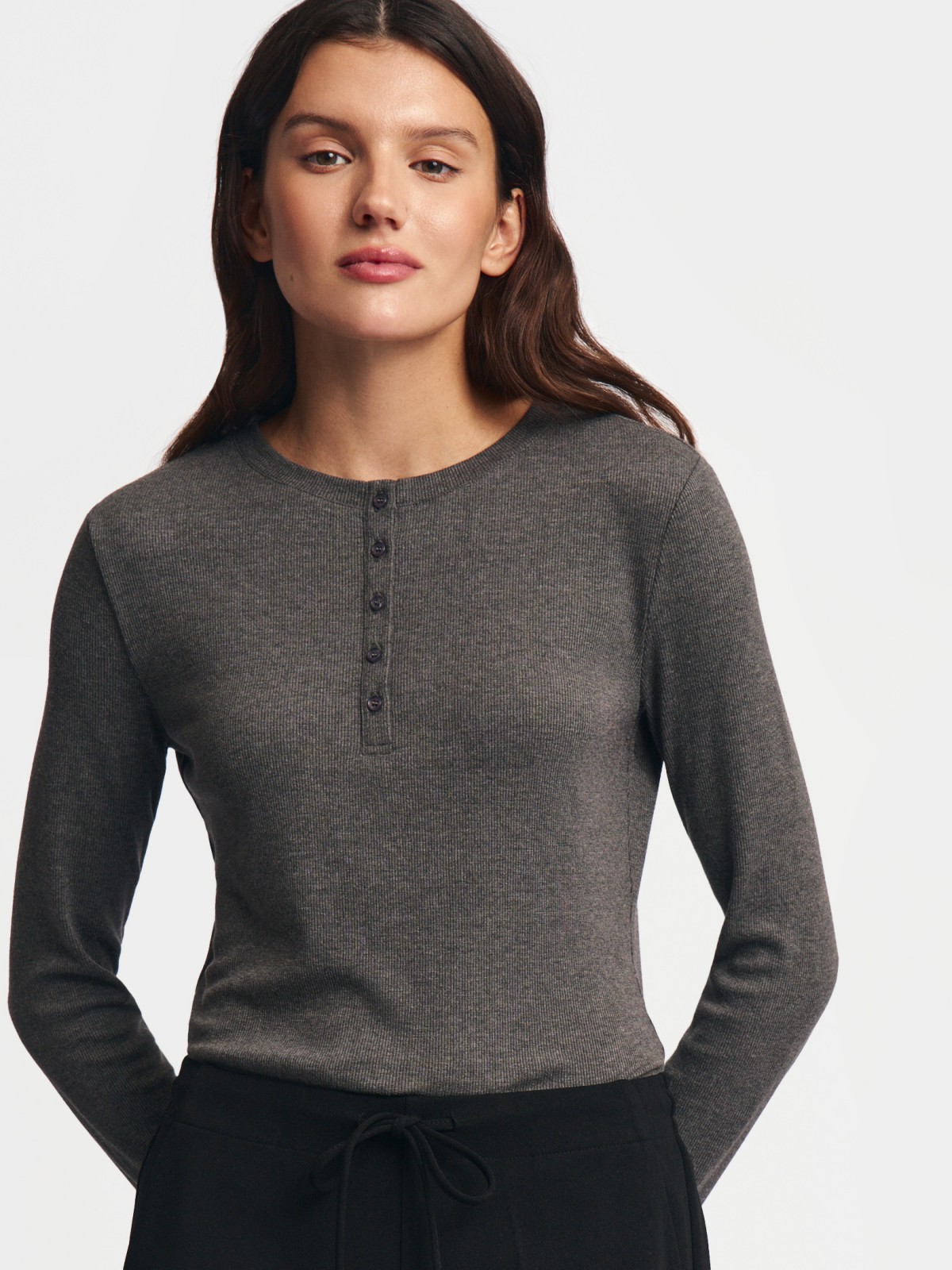 Трикотажный лонгслив хенли на пуговицах