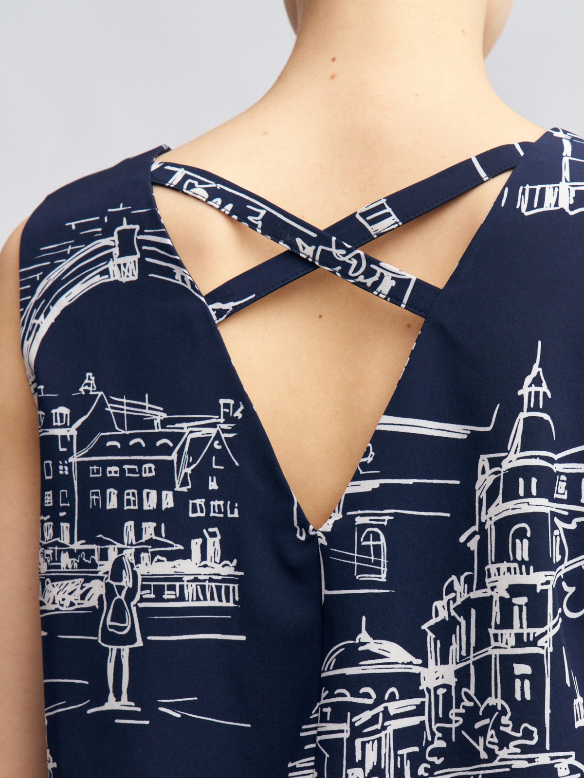 Платье мини без рукавов с вырезом на спине