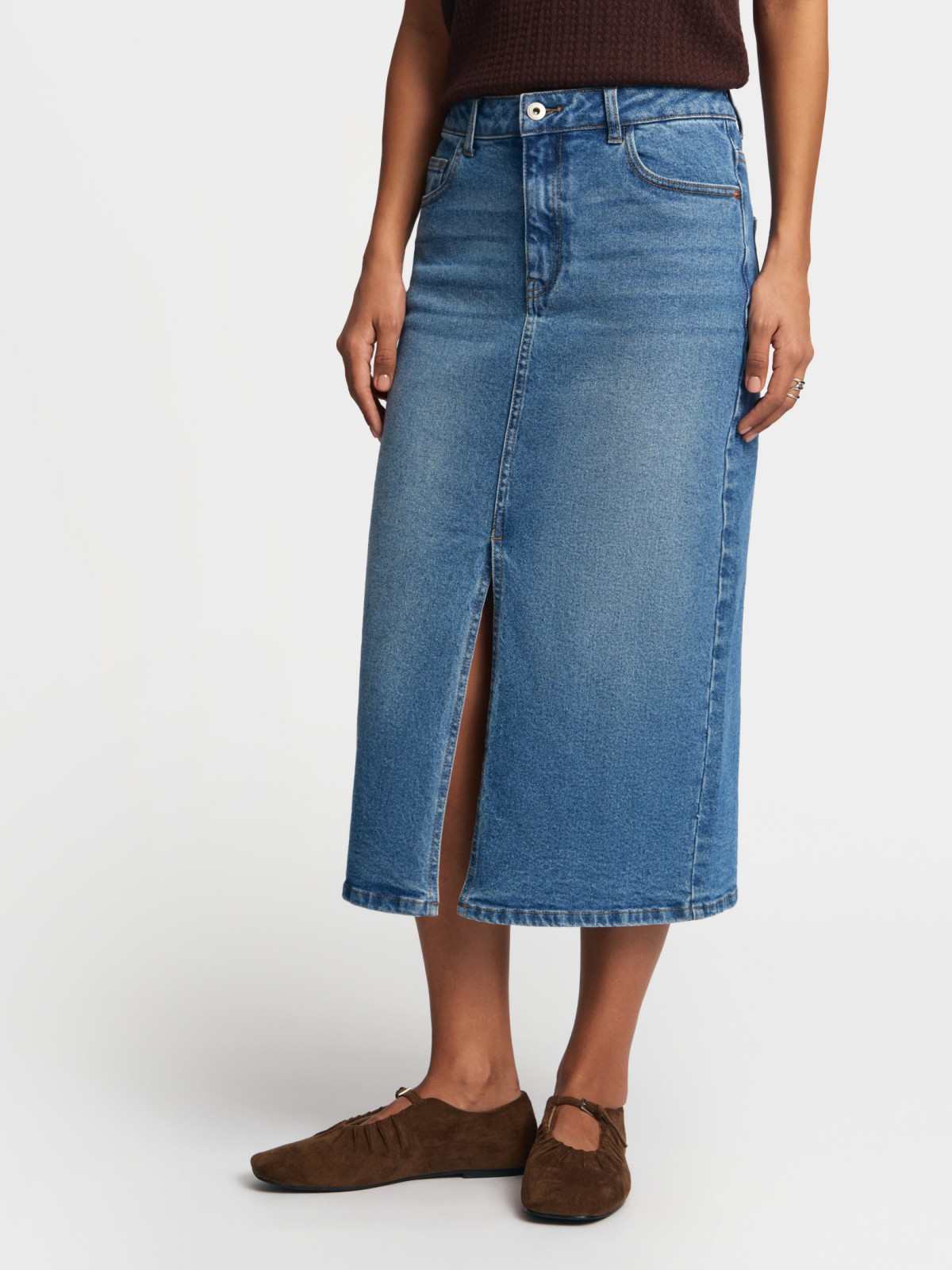 Прямая джинсовая юбка миди с разрезом