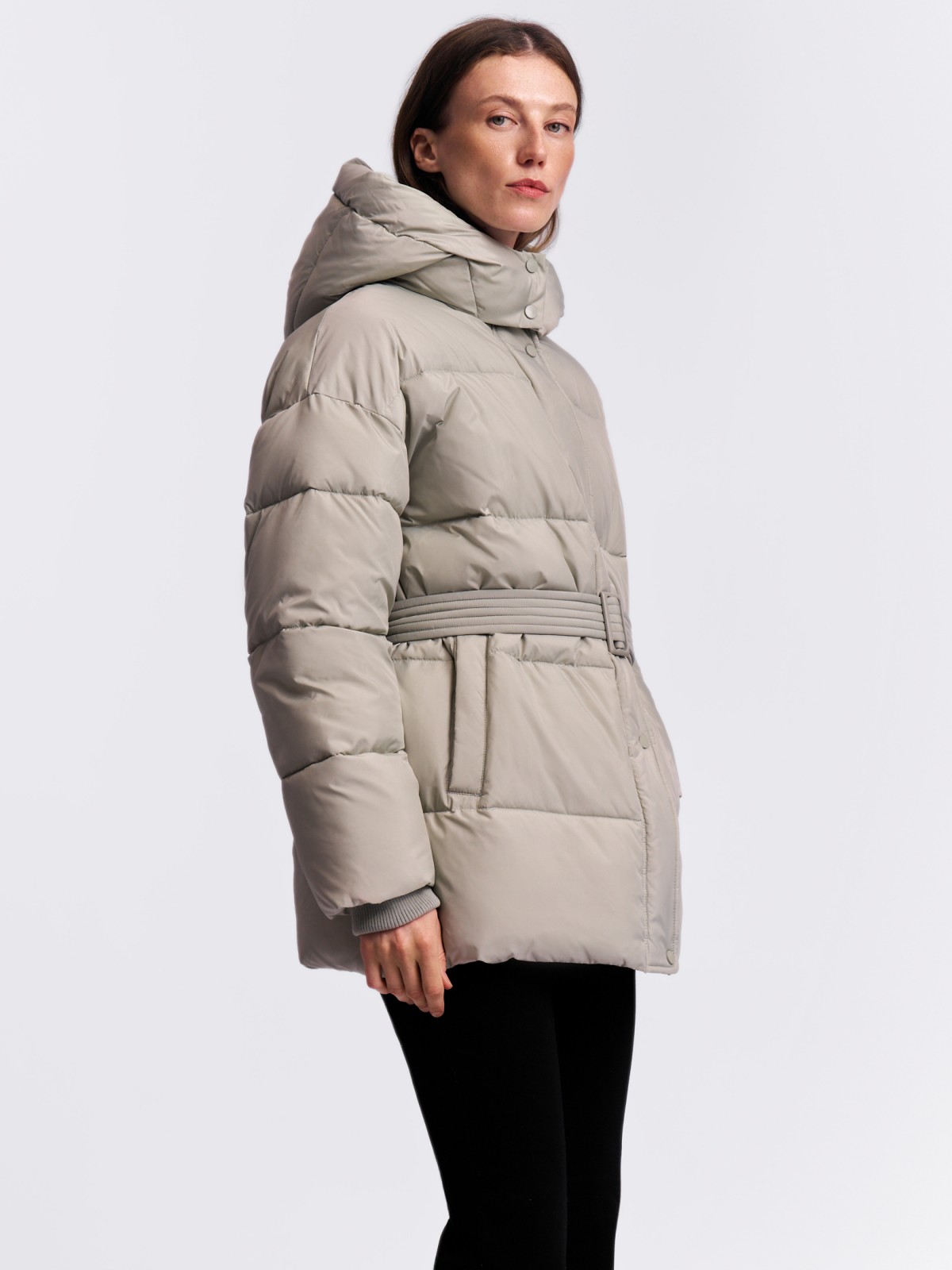 Тёплая куртка с капюшоном и поясом