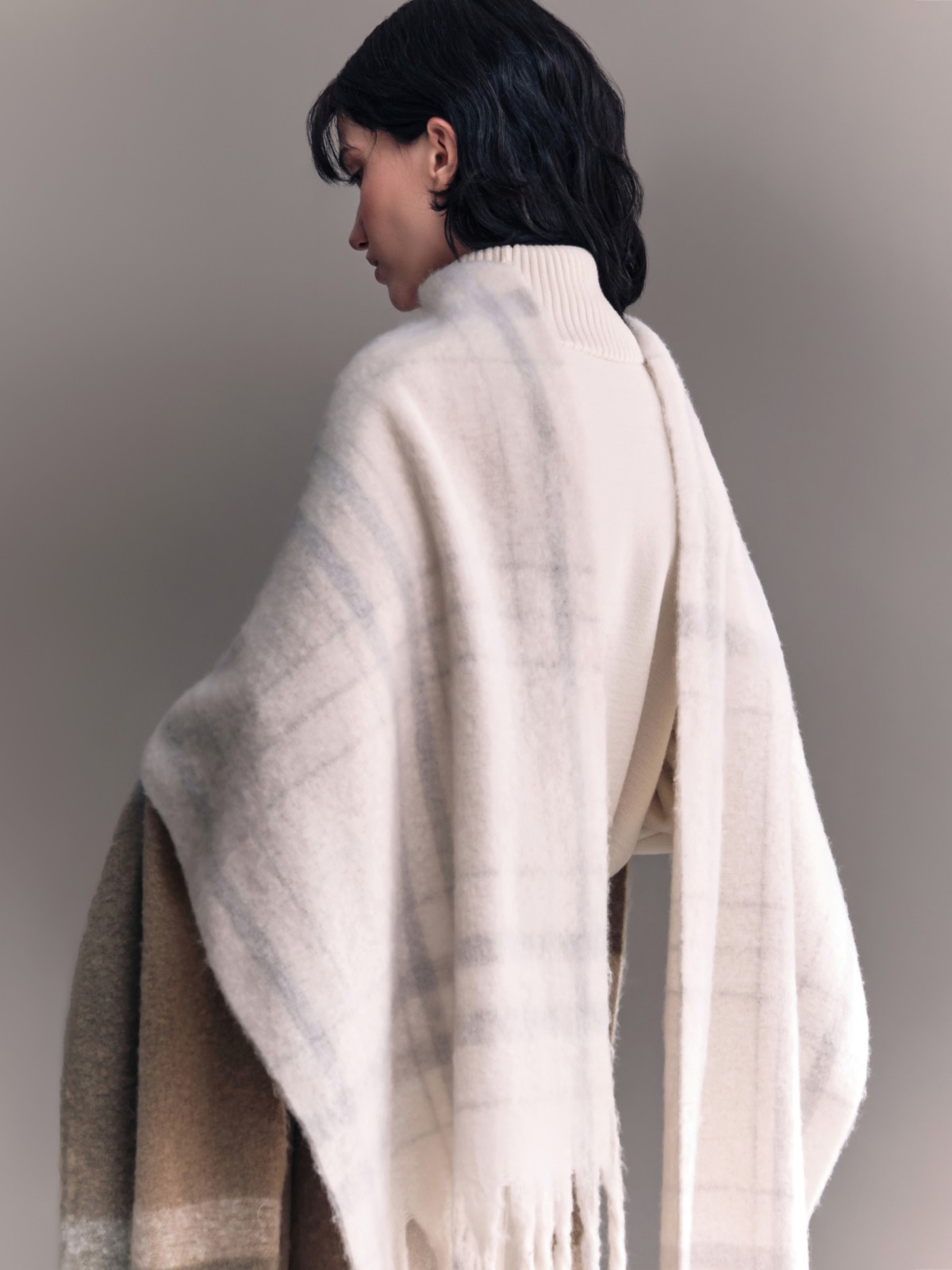 Тёплый шарф в клетку с длинной бахромой