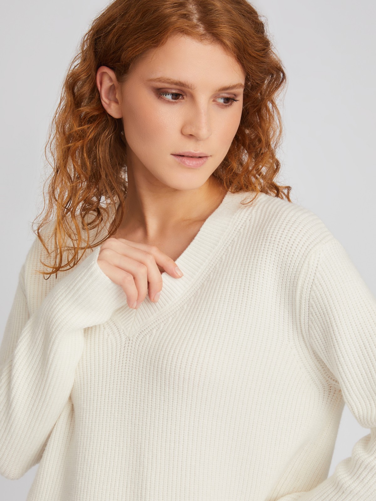 Пуловер фактурной вязки с треугольным вырезом