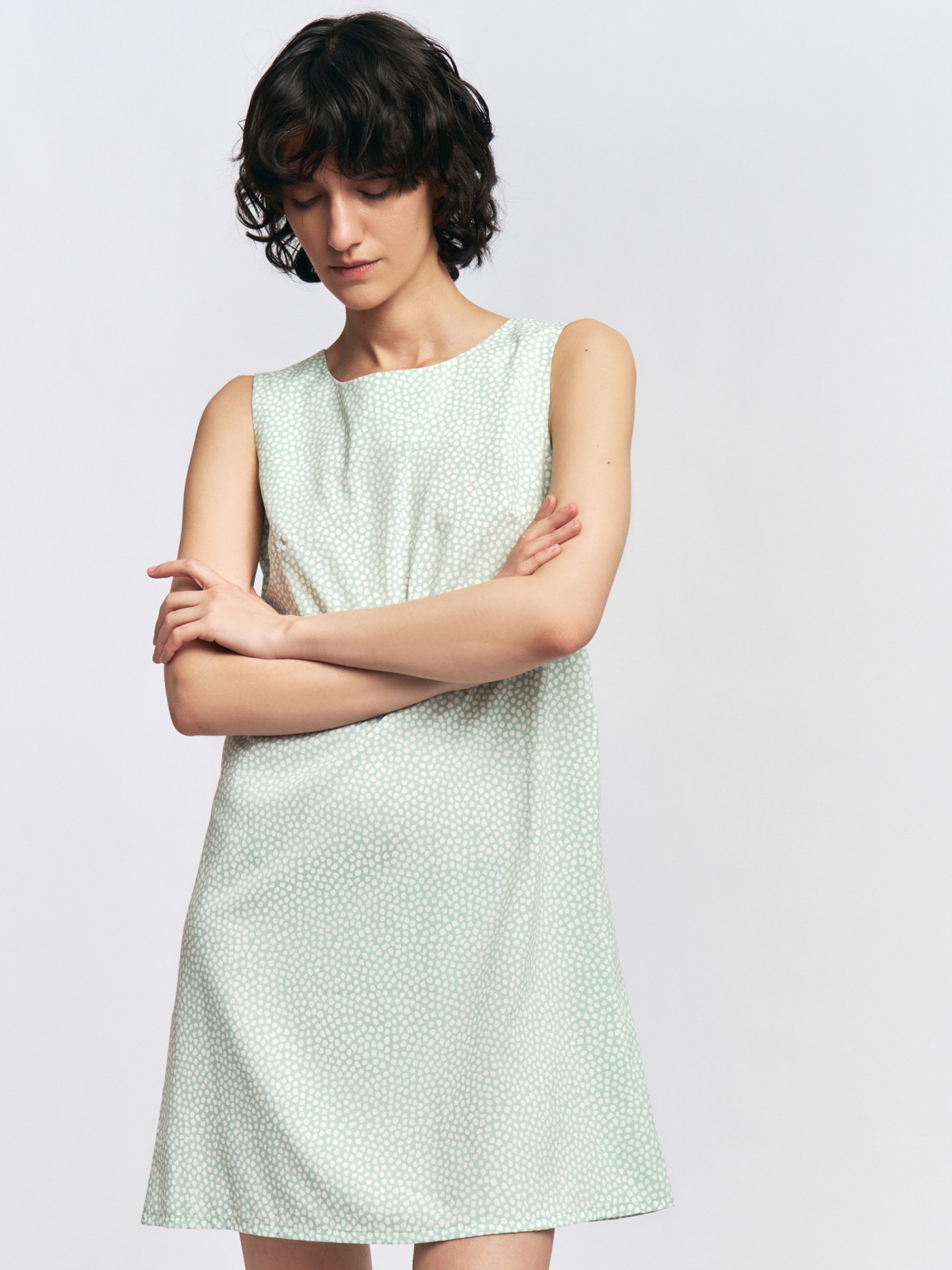 Платье мини без рукавов с вырезом на спине