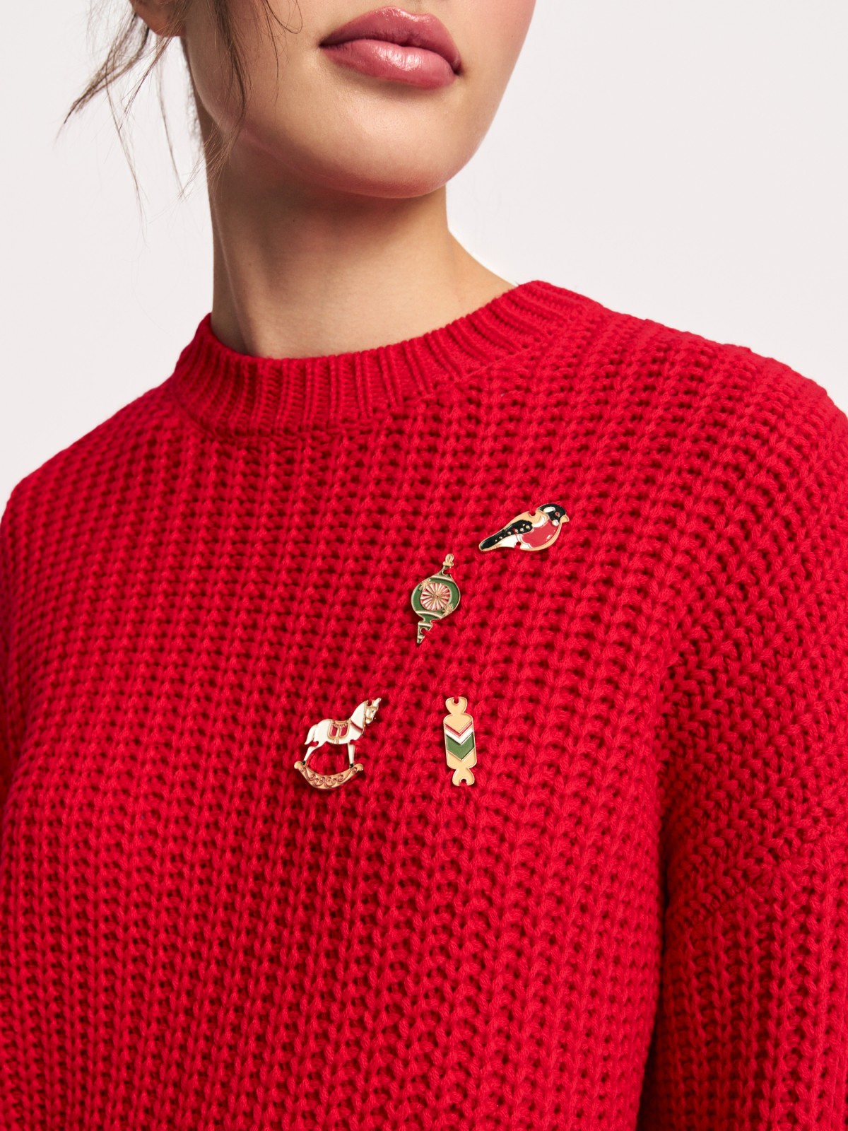 Вязаный джемпер с новогодними значками на груди