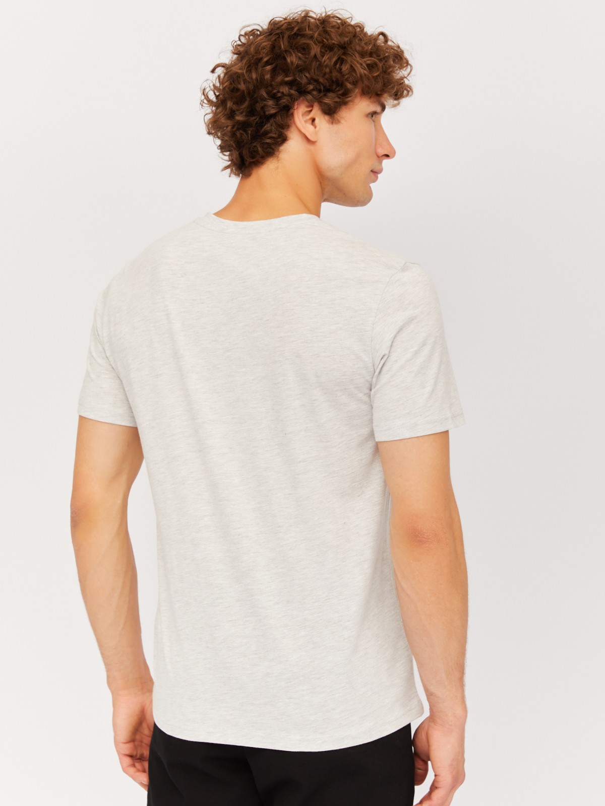 Трикотажная футболка с треугольным вырезом