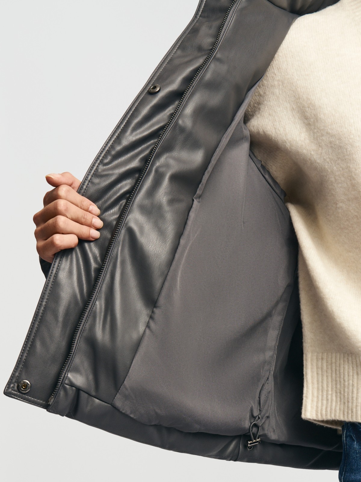 Тёплая стёганая куртка из экокожи с воротником