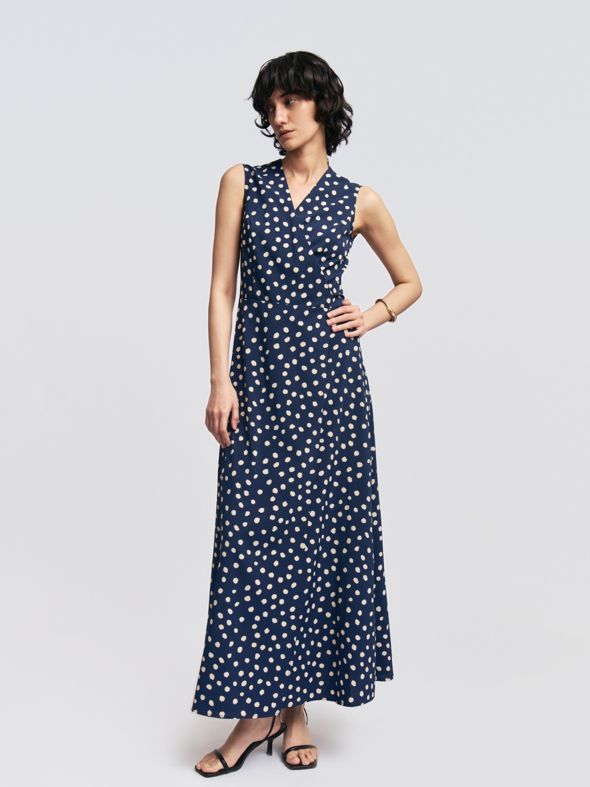 Платье длины макси без рукавов с запахом