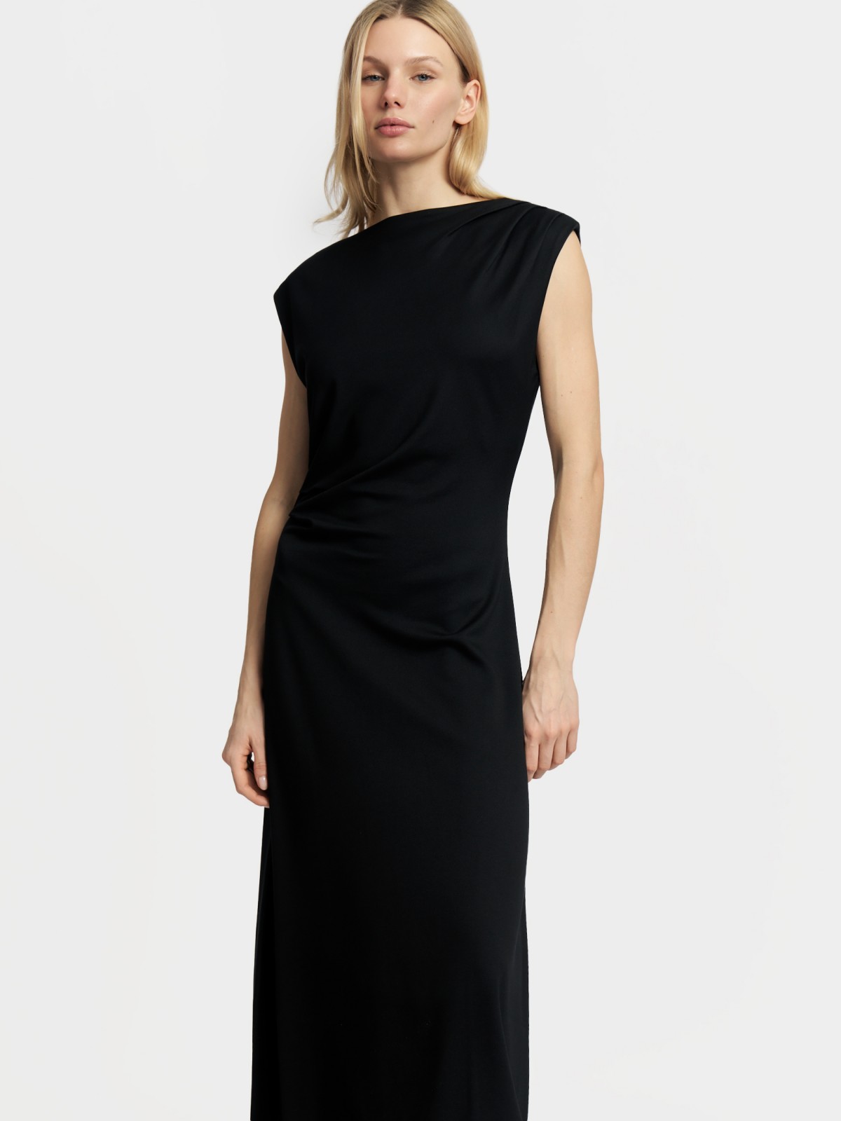 Платье миди без рукавов с драпировкой