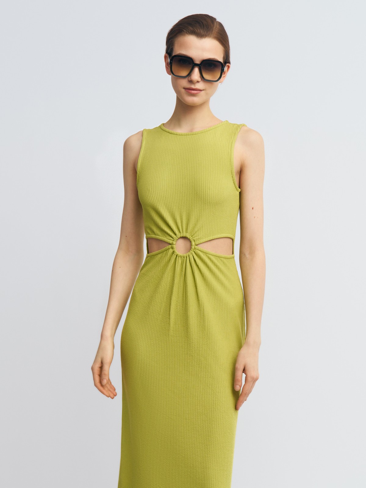 Платье-лапша без рукавов с вырезами на талии