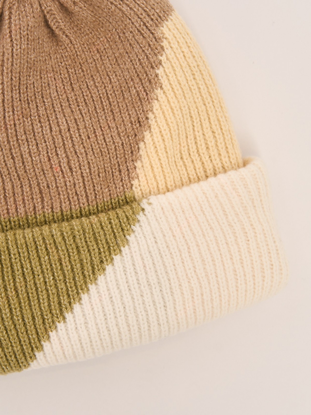 Тёплая вязаная шапка-бини из шерсти с отворотом