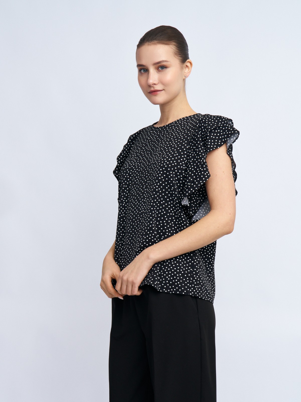 Топ-блузка в горошек с воланами на рукавах