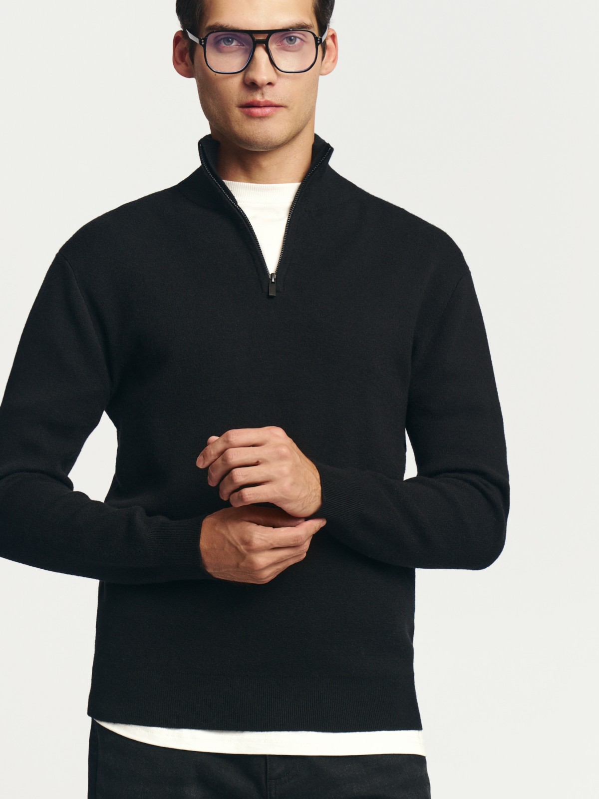 Тонкий трикотажный свитер с горлом на молнии