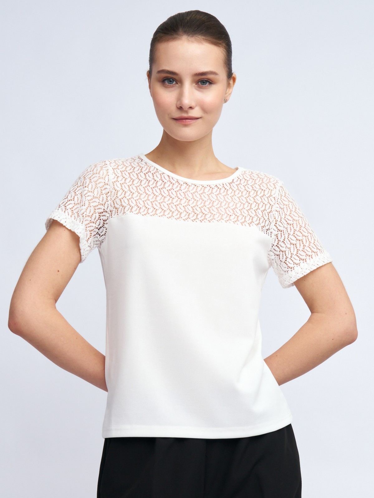 Топ-блузка с кружевной кокеткой и коротким рукавом