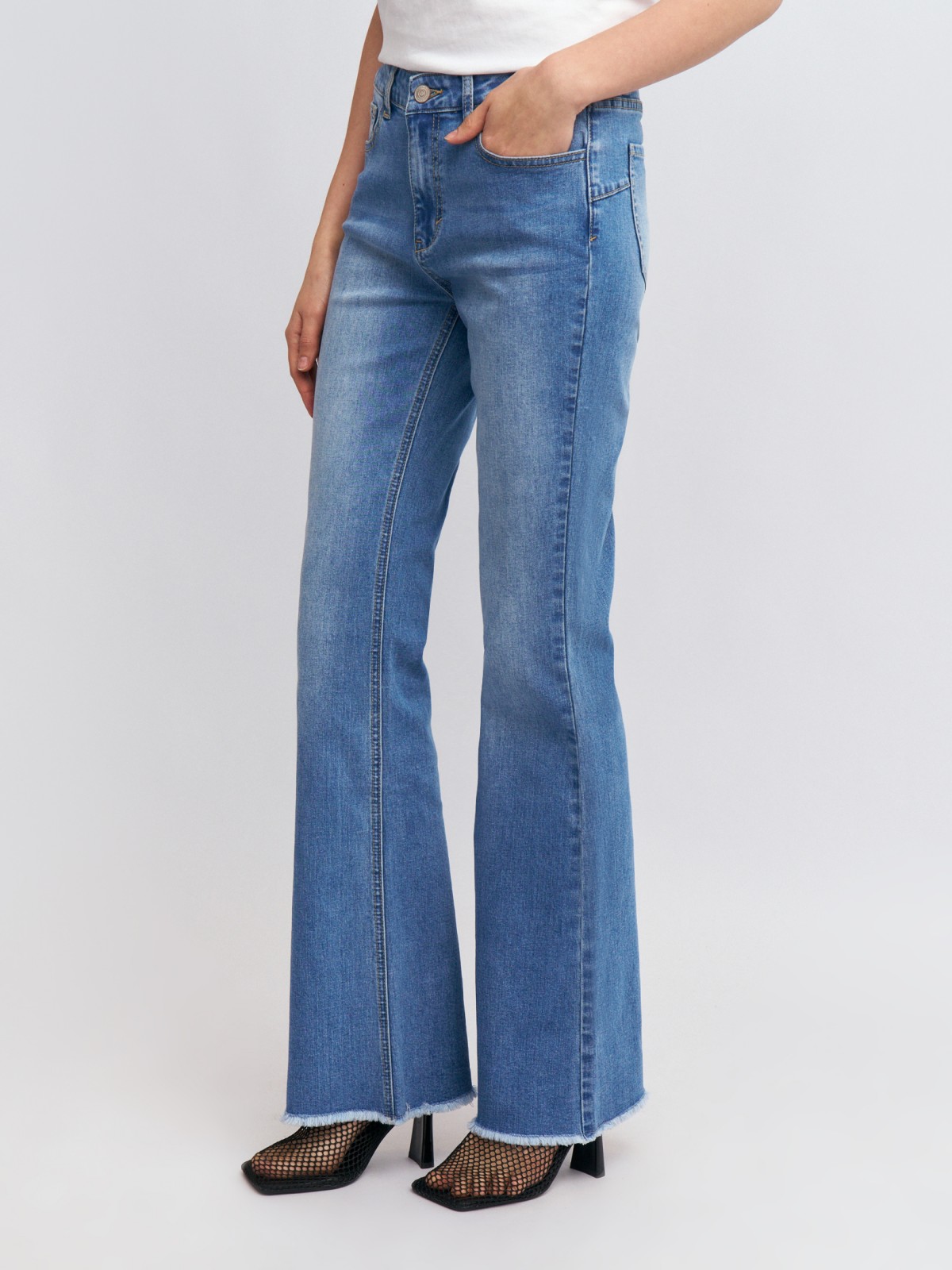 Джинсы силуэта Bootcut с Push-up эффектом и бахромой