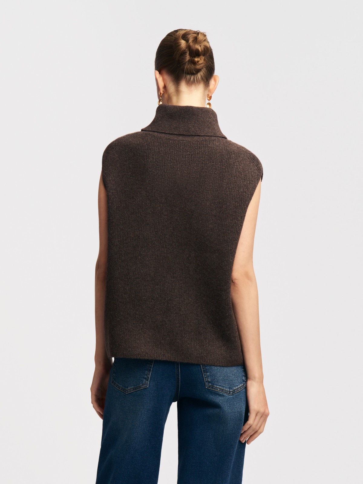 Вязаный трикотажный топ с горлом