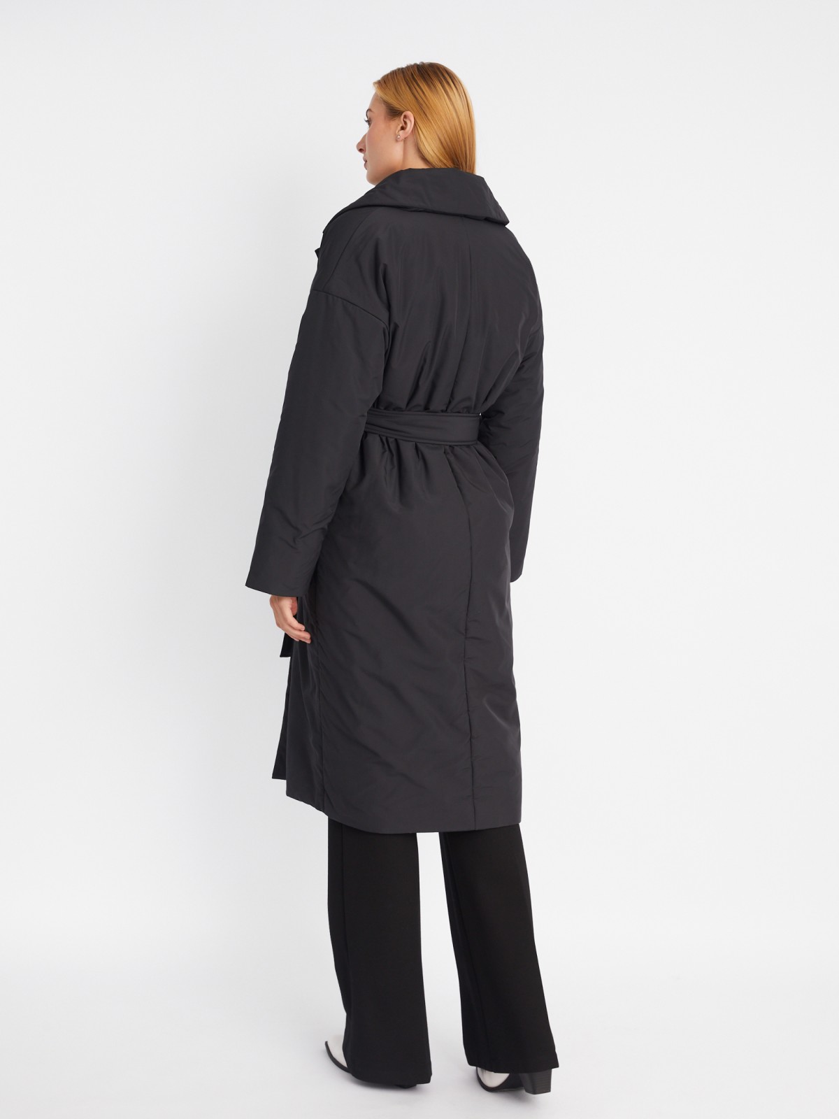 Тёплое пальто оверсайз силуэта на синтепоне с отложным воротником и поясом zolla 023335297244, цвет черный, размер L - фото 6