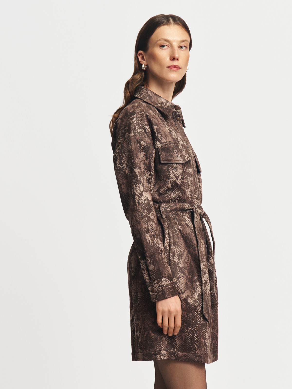 Платье-рубашка из экозамши с поясом