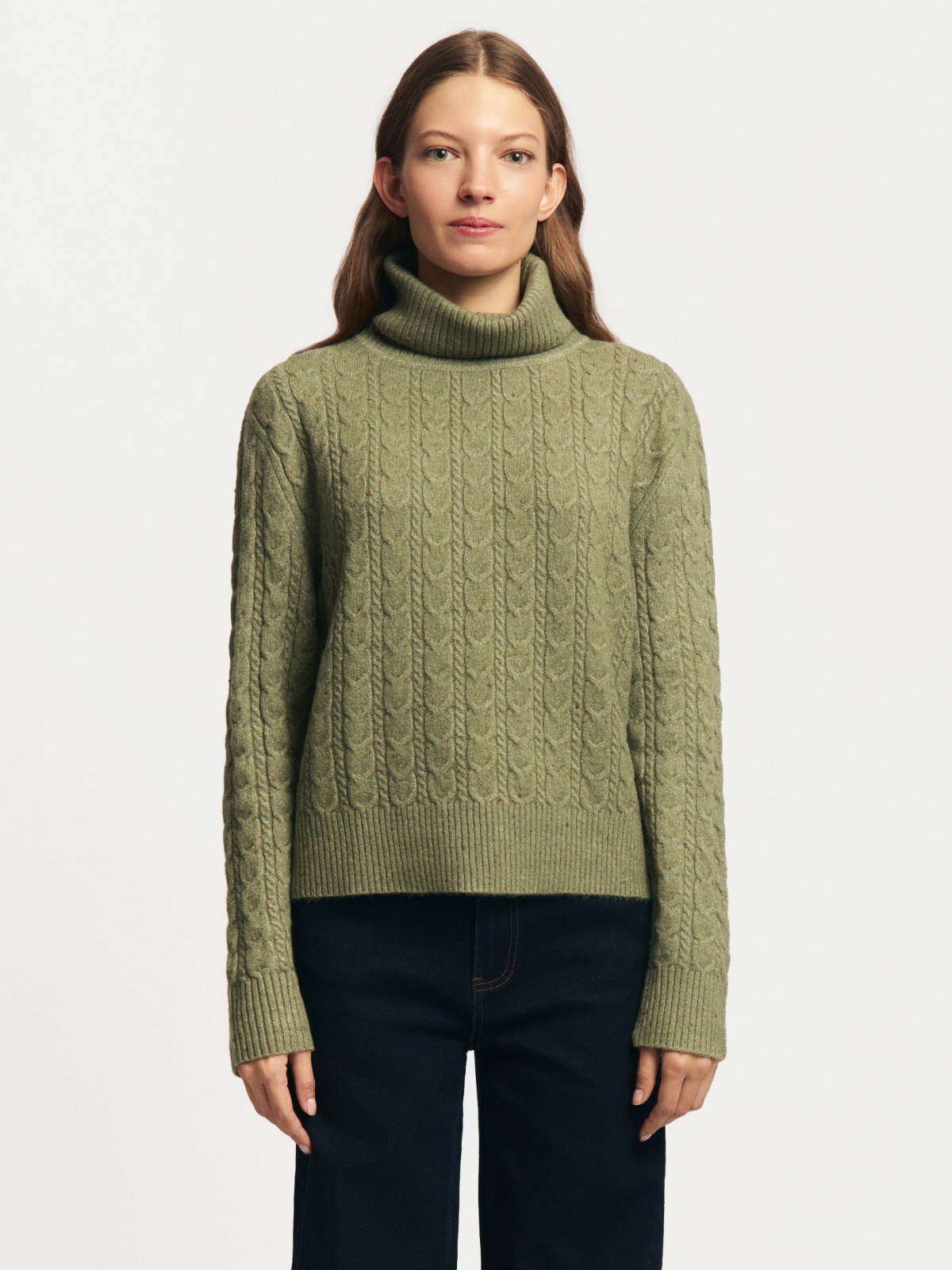 Вязаный свитер с горлом и узором косы