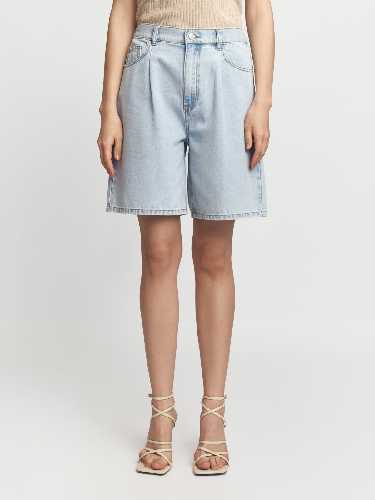 Джинсовые шорты-бермуды с защипами