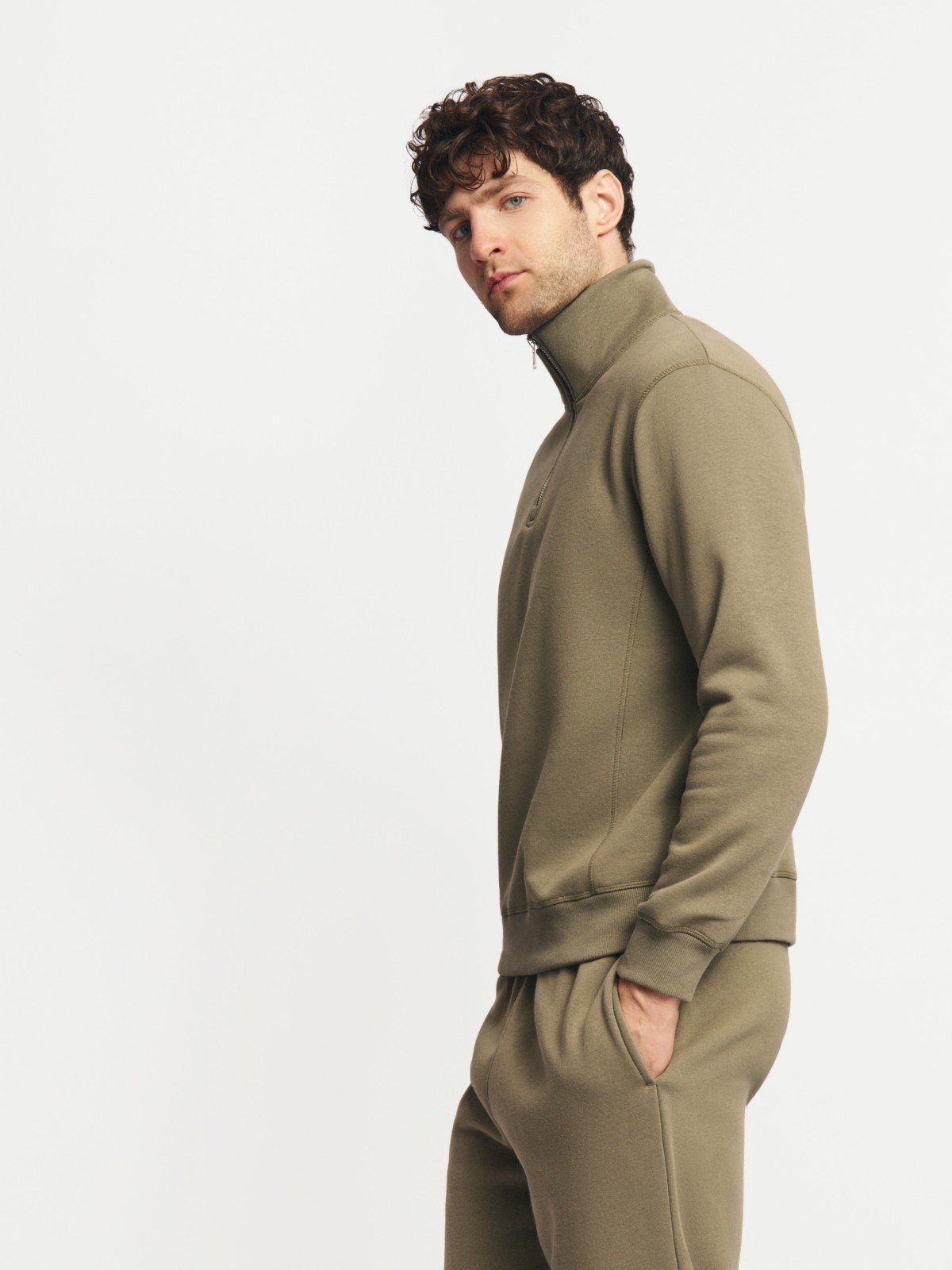 Утеплённый прямой свитшот на молнии с начёсом