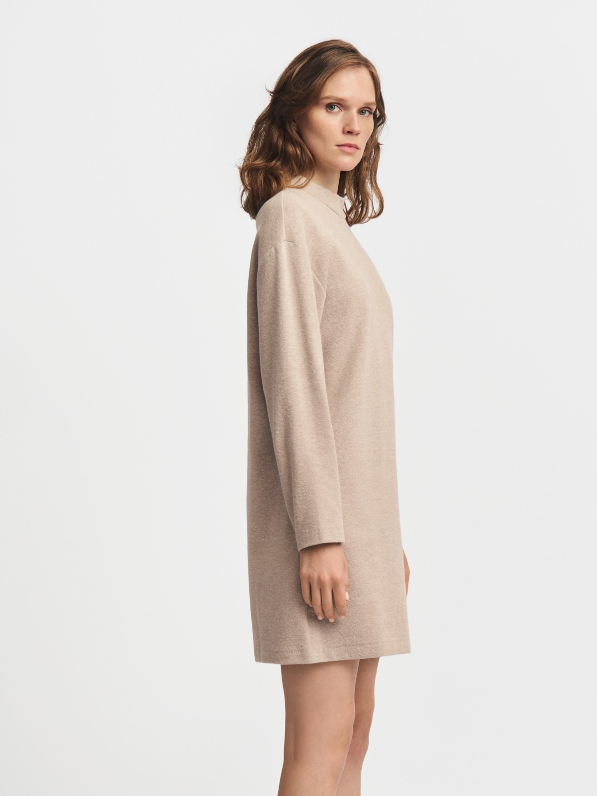 Вязаное платье-свитер с горлом