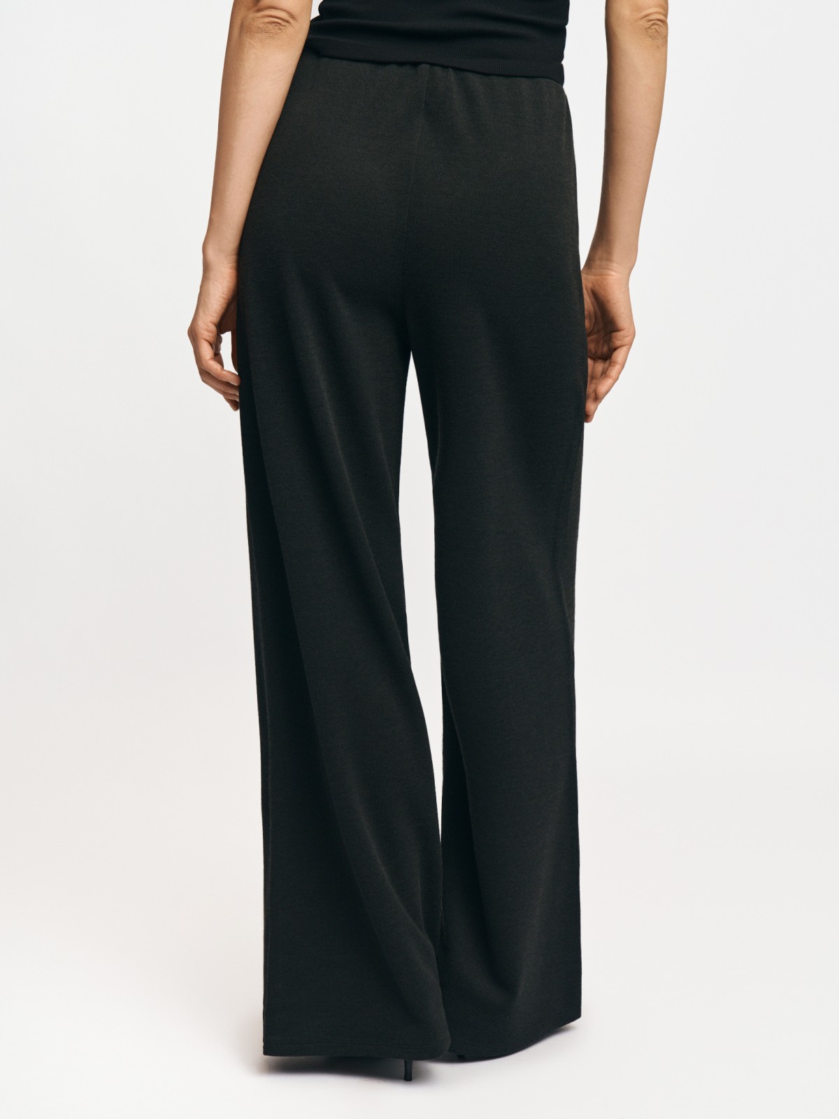 Прямые трикотажные брюки на резинке