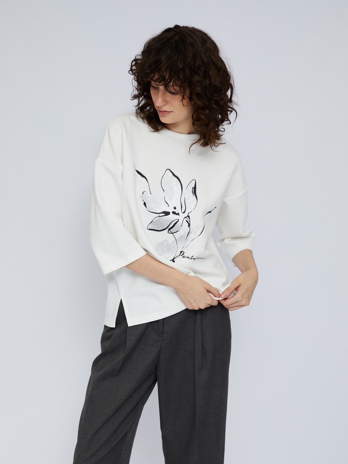 Свитшот оверсайз силуэта с укороченными рукавами и принтом