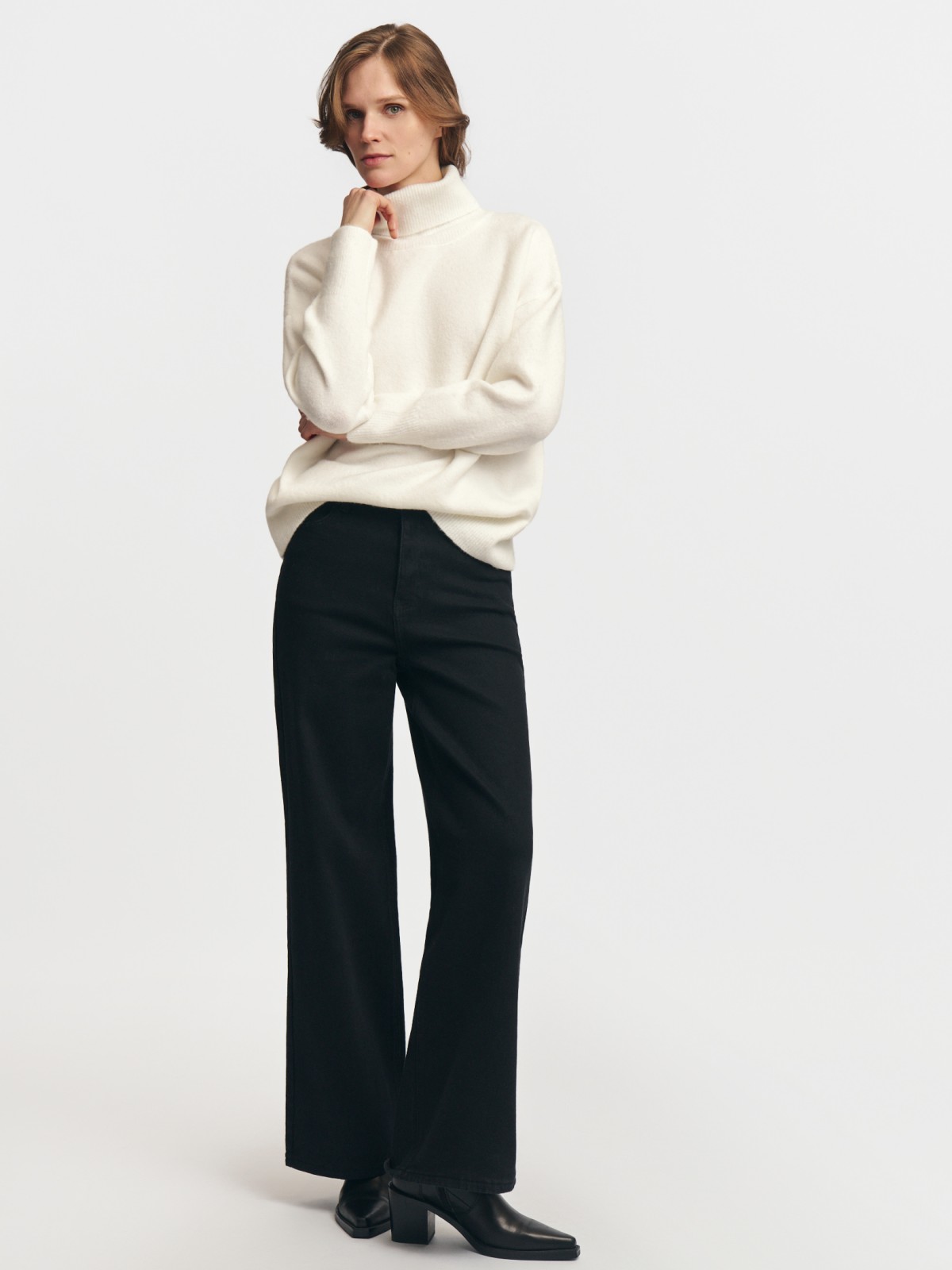 Длинный вязаный свитер с воротником-гольф